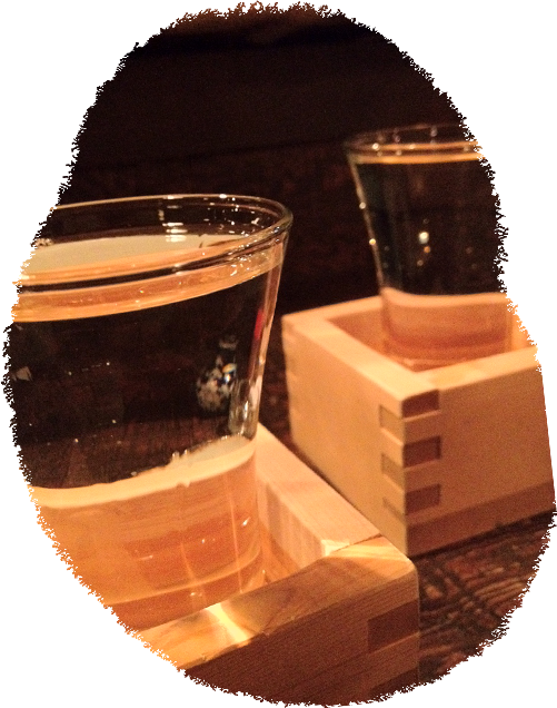 枡に入った日本酒の画像