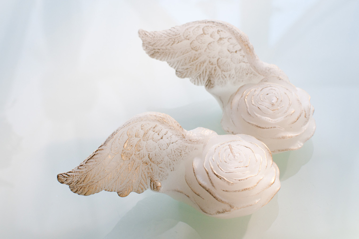 天使の羽とバラを象ったロウソクの2個セットです。ロマンチックな夜に。